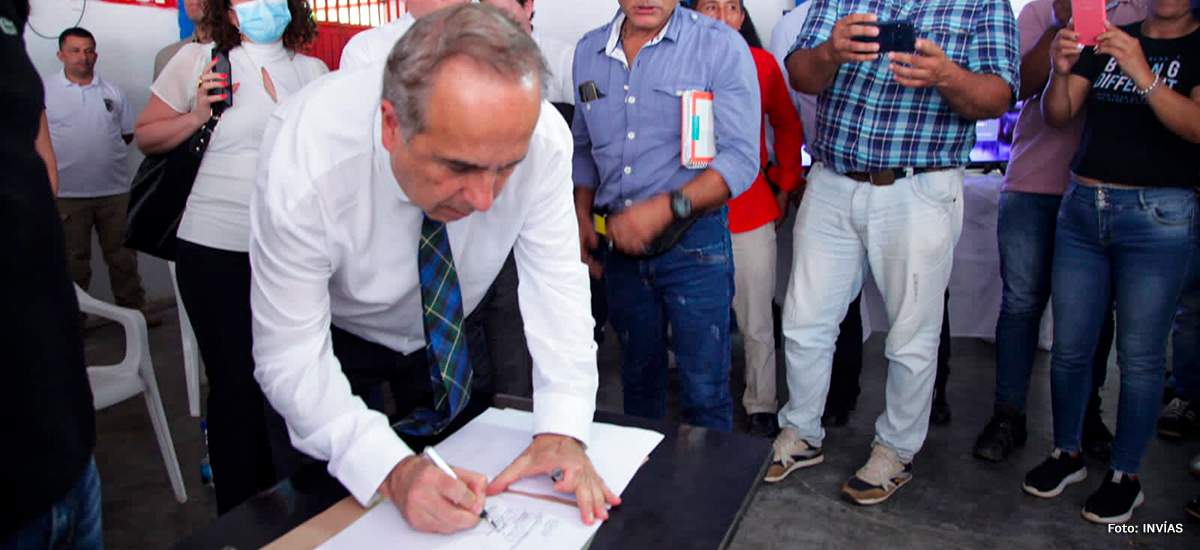 Fotografía de la firma del acuerdo de voluntades por parte del Ministro de Transporte, Guillermo Francisco Reyes González.