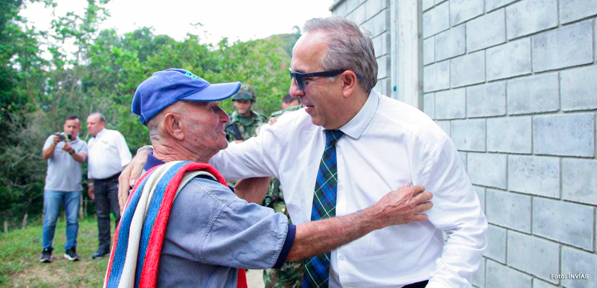 Fotografía saludo por parte del Ministro de Transporte, Guillermo Francisco Reyes González a habitante de la comunidad de San Luis, Huila.