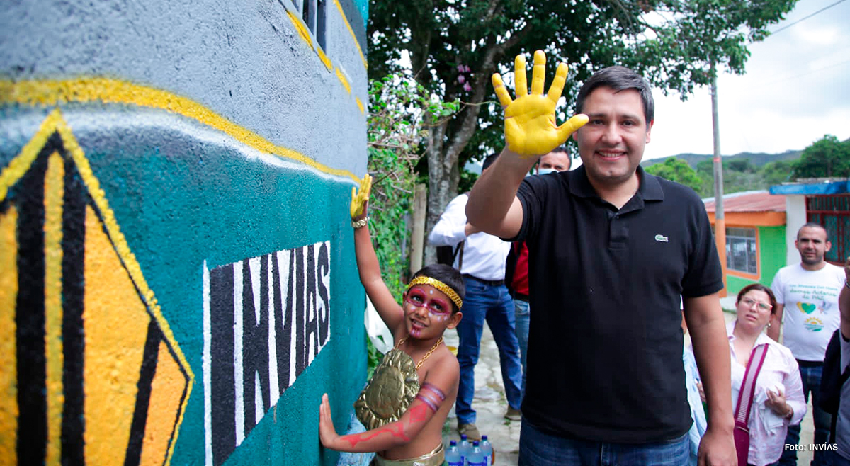 Fotografía del director del DAPRE, Óscar Mauricio Lizcano Arango en su puesta de huella de su mano en muro alusivo al INVÍAS.