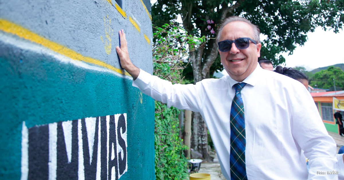 Fotografía del Ministro de Transporte, Guillermo Francisco Reyes González en su puesta de huella de su mano en muro alusivo al INVÍAS.