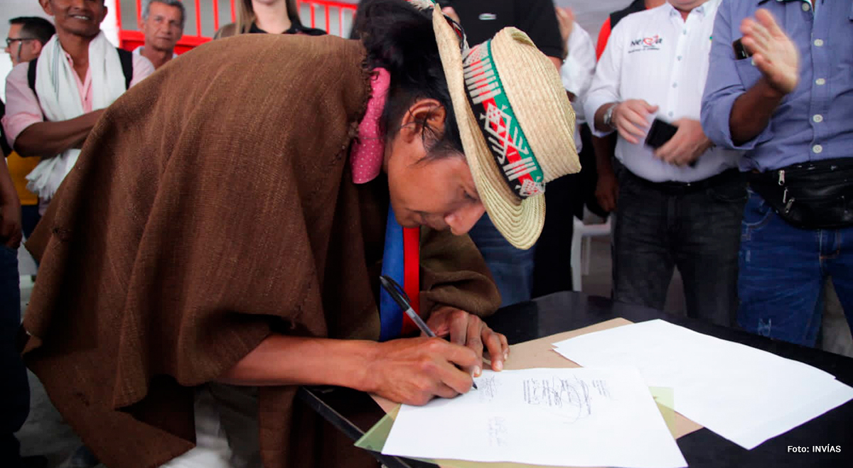 Fotografía de la firma del acuerdo de voluntades por parte del representante de la comunidad de San Luis, Huila.