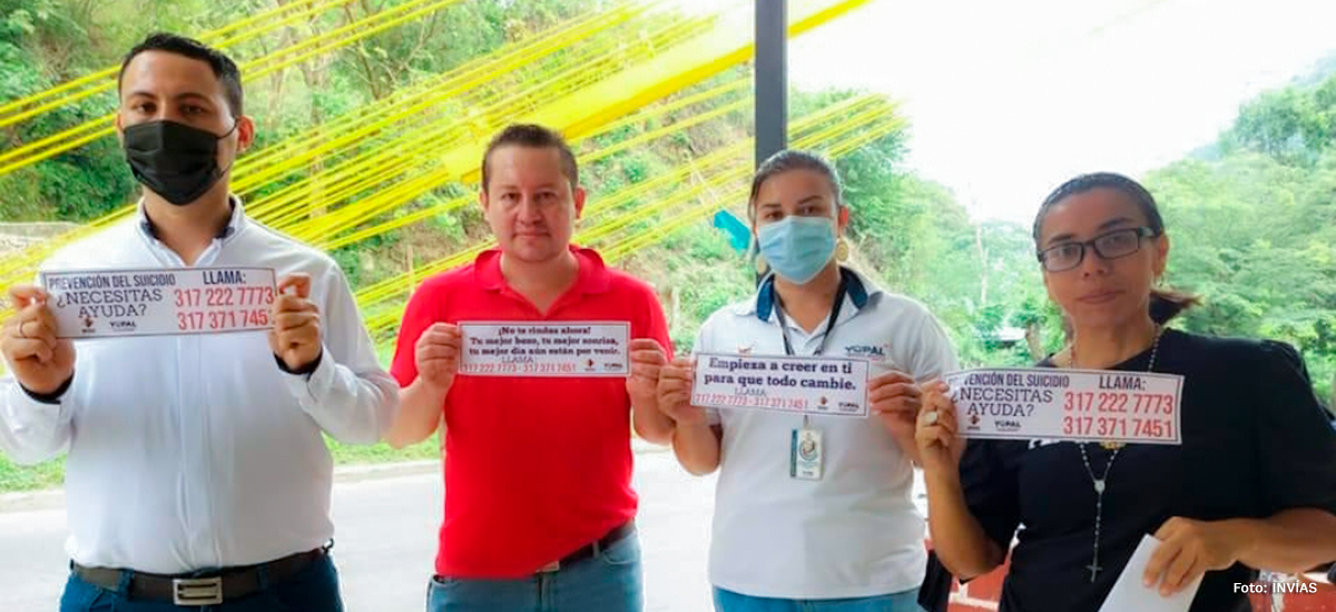 Fotografía de los trabajadores de la territorial Casanare que lideran la campaña para evitar muertes trágicas en el puente La Cabuya.