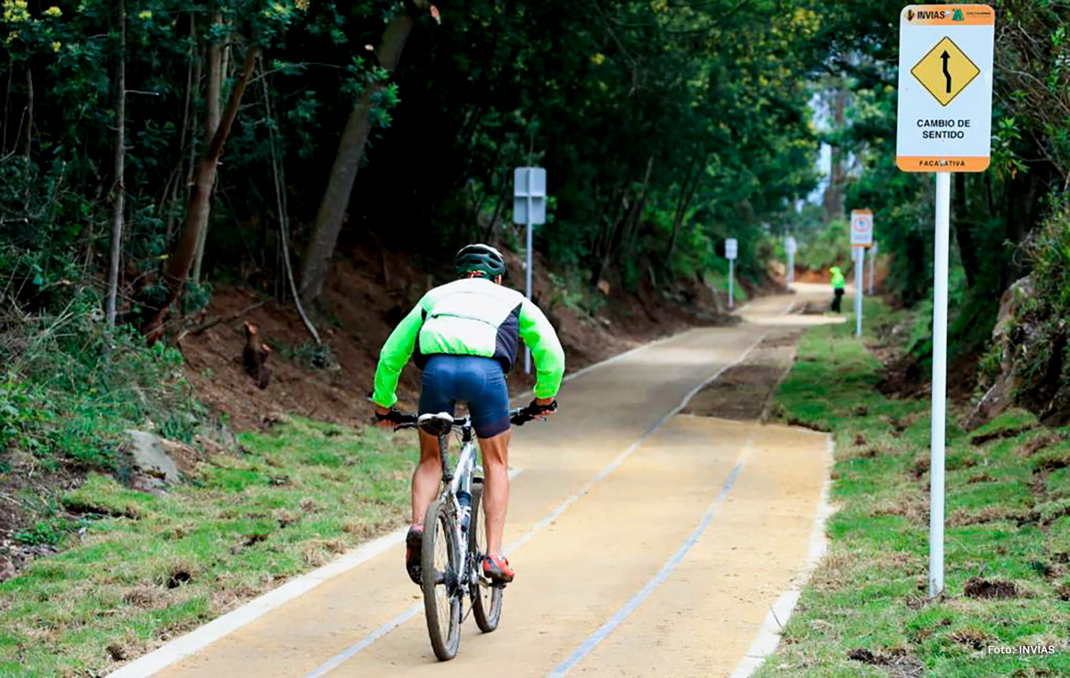 Fotografía de ciclista transitando por vías verdes construidas por el INVÍAS.