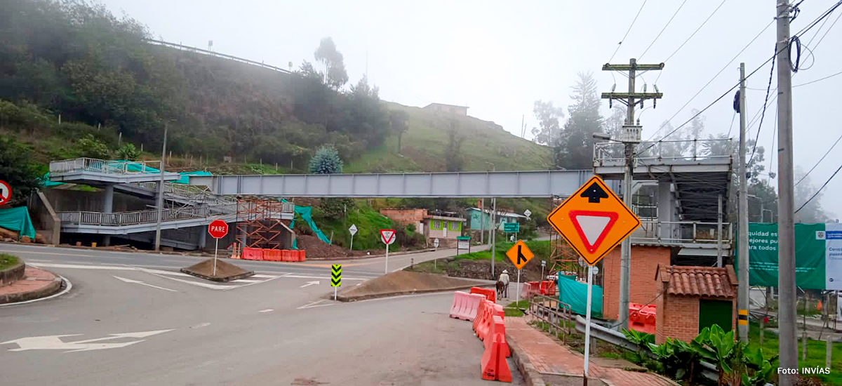Fotografía de la estructura del puente peatonal de la vía Bogotá - Villavicencio a la altura del municipio de Chipaque, Cundinamarca.