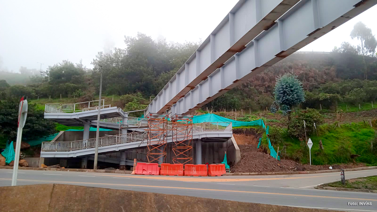 Fotografía de la estructura del puente peatonal de la vía Bogotá - Villavicencio a la altura del municipio de Chipaque, Cundinamarca.