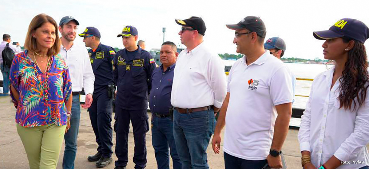 Fotografía del recibimiento por parte del personal del INVÍAS a la vicepresidenta de la República de Colombia, Martha Lucía Ramírez en su visita al muelle Victoria Regia en el Amazonas.