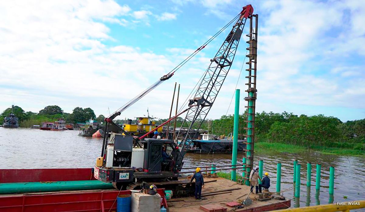 Fotografía de la construcción del muelle Victoria Regia en el Amazonas.