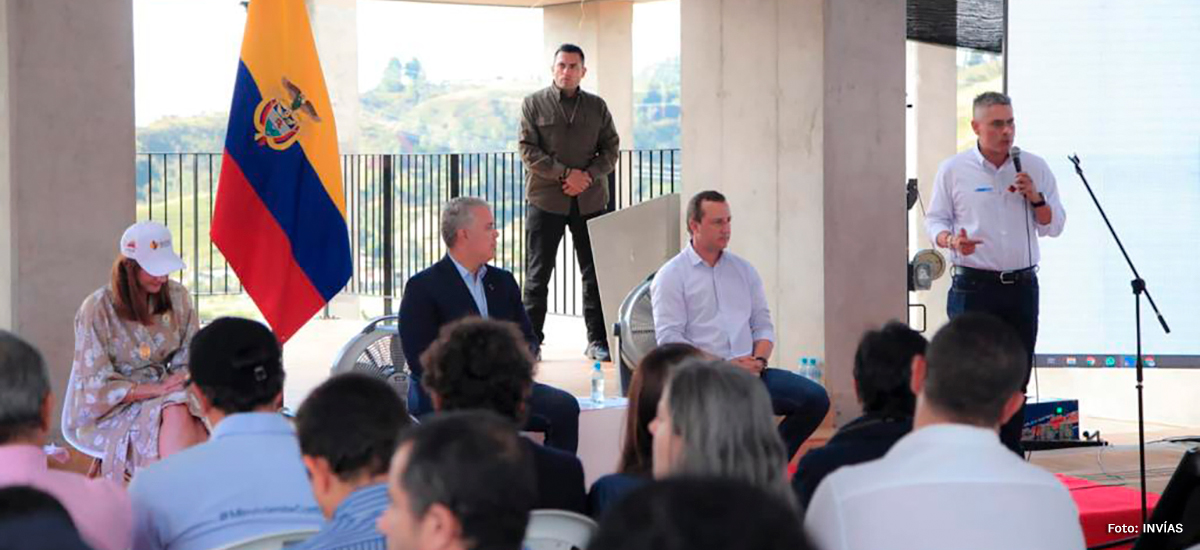 Fotografía del Director de Ejecución y Operación del INVÍAS, Juan Esteban Romero durante su intervención en el evento de presentación de resultados de vías regionales en Gómez Plata, Antioquia.