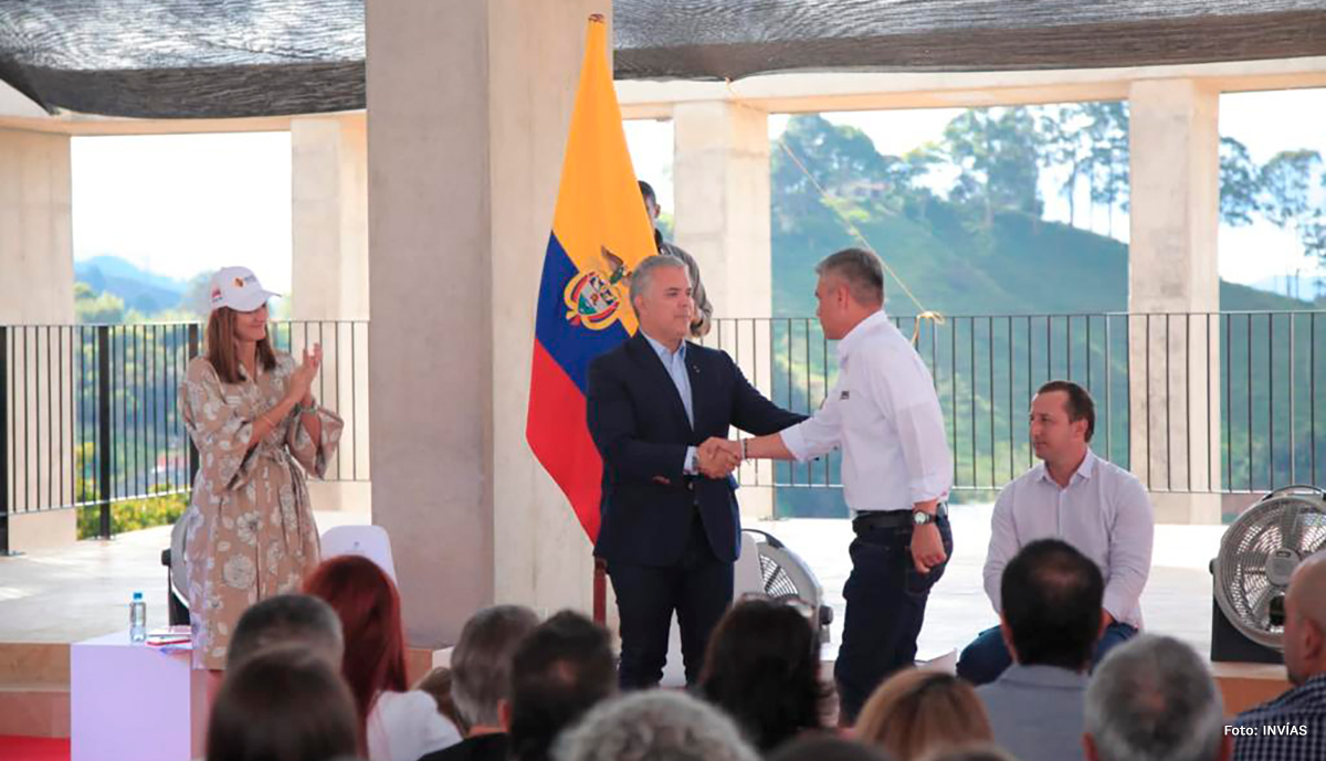 Fotografía del Presidente de La República, Iván Duque Márquez apretando la mano del Director de Ejecución y Operación del INVÍAS, durante el evento de presentación de resultados de vías regionales en Gómez Plata, Antioquia.