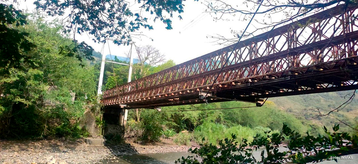 Fotografía del puente que conecta el centro poblado El Dindal con el municipio de Caparrapí, Cundinamarca.