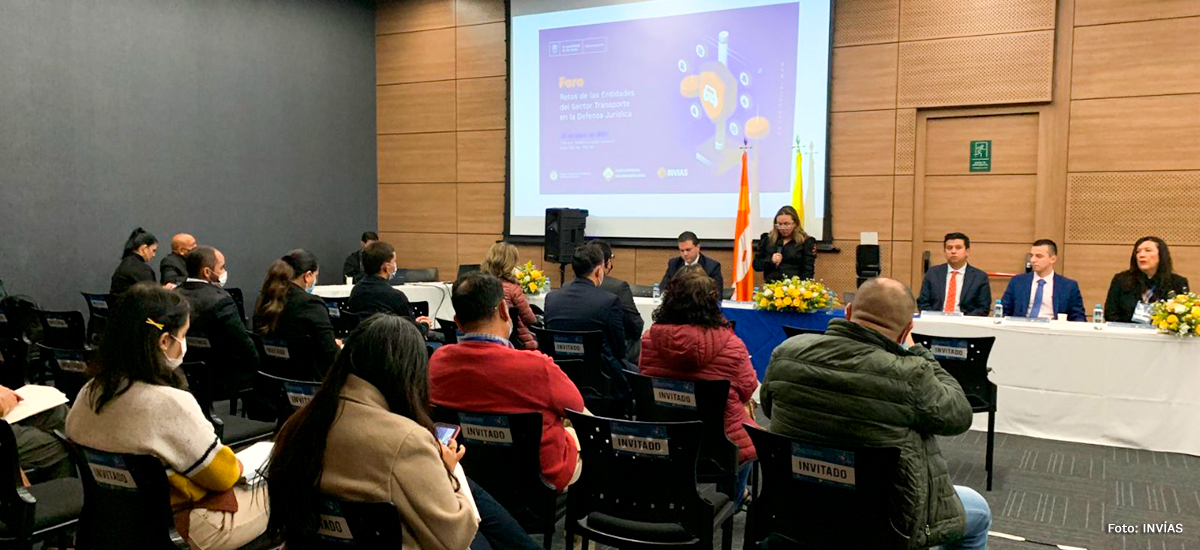 Fotografía de los asistentes al foro Retos del sector transporte en la defensa jurídica del Estado llevado a cabo en el INVÍAS.