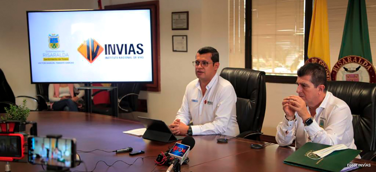Fotografía del Director Técnico y de Estructuración del INVÍAS, Guillermo Toro Acuña y del Gobernador de Risaralda, Víctor Tamayo Vargas durante su intervención en la rueda de prensa de inversión en obras del departamento.