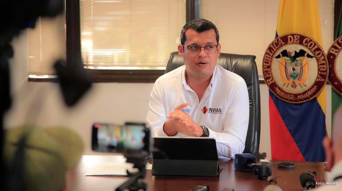 Fotografía del Director Técnico y de Estructuración del INVÍAS, Guillermo Toro drante su intervención en la rueda de prensa de la inversión en obras de Risaralda.
