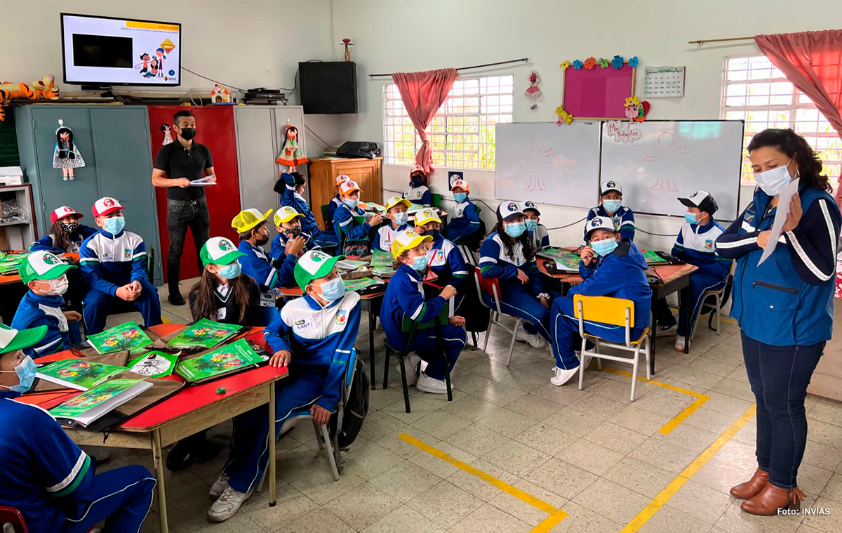 Fotografía de socialización de jornada de reforestación por parte de personal del INVÍAS a los estudiantes de la institución.