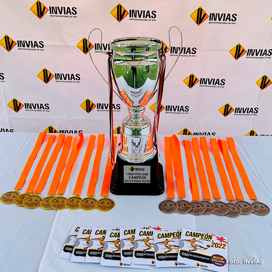 Fotografía de trofeo y premios de los participantes en las actividades culturales y deportivas con los que el INVÍAS socializa beneficios del túnel Guillermo Gaviria Echeverri.