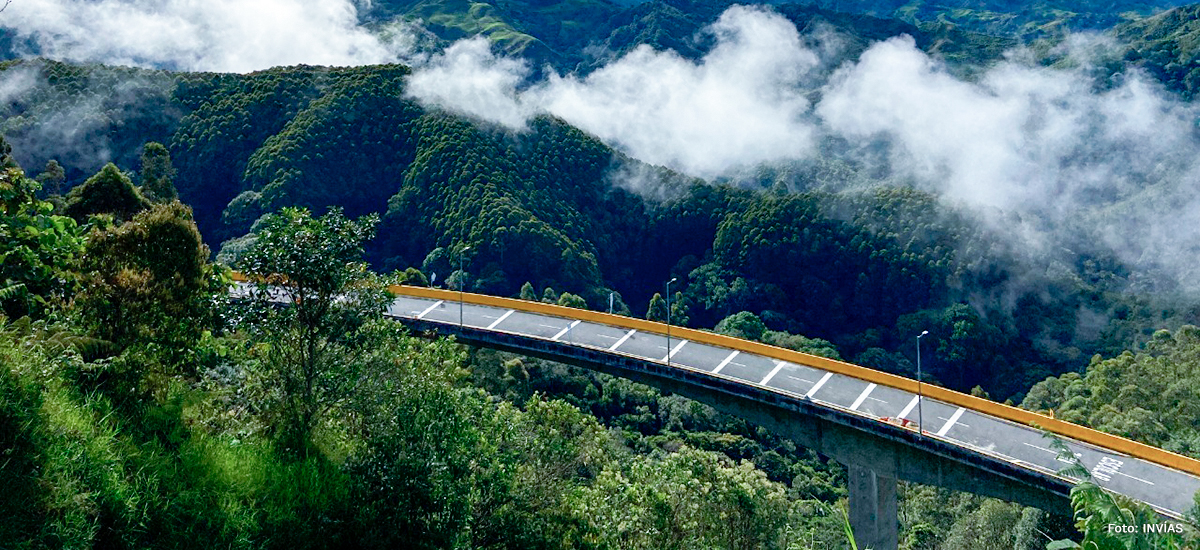 Fotografía de viaducto en tramo del Cruce de la Cordillera Central.