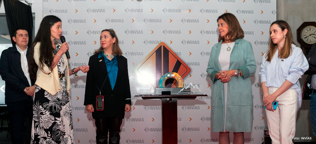 Fotografía de la subdirectora general del INVÍAS, Paola Romero y de la señora vicepresidenta de La República de Colombia, Martha Lucía Ramírez durante la presentación de las 49 nuevas tecnologías que mejoran la infraestructura de transporte en el país.