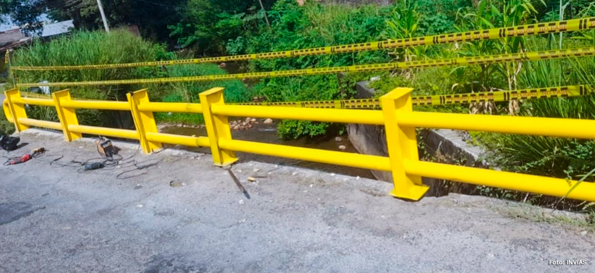 Fotografía de las barandas del puente sobre el caño Los Boros, Paz de Ariporo, Casanare instaladas por el INVÍAS.