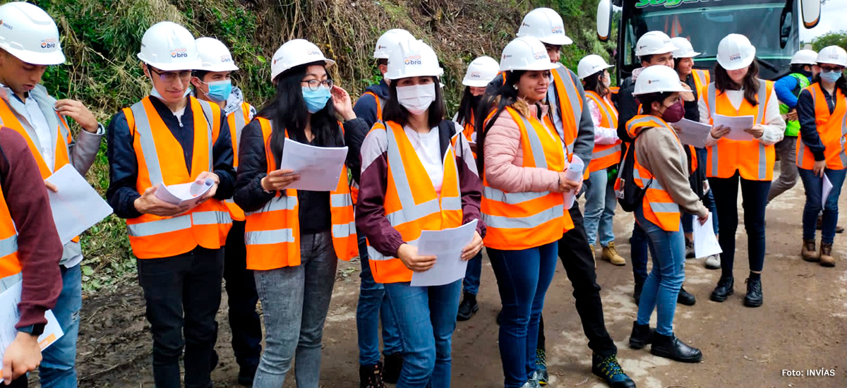 Fotografía de los estudiantes de la Escuela Colombiana de Ingeniería Julio Garavito.