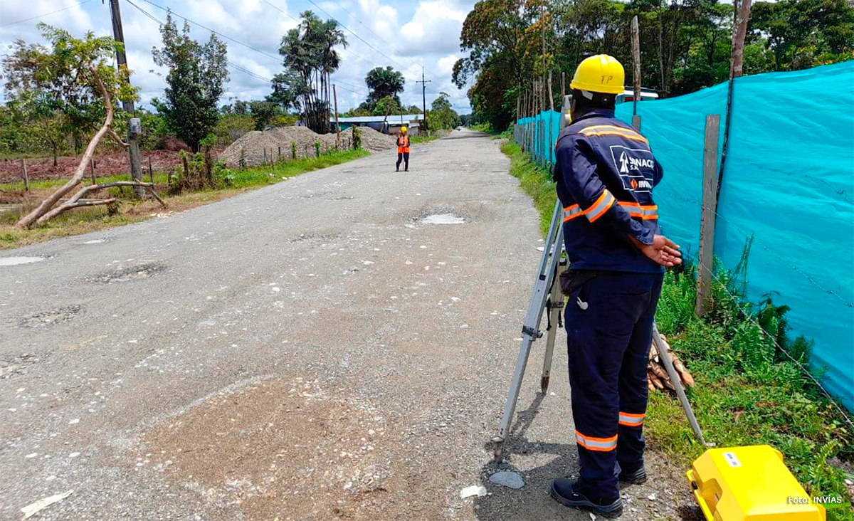 Fotografía de trabajadores del INVÍAS en labores de medición para construcción de vías.