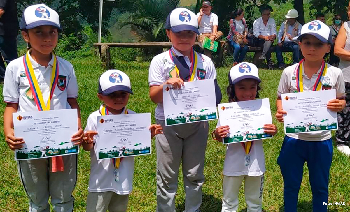 Fotografía de niños certificados por su participación en la formación de los activadores del cambio.
