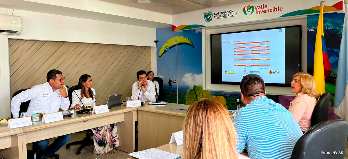 Fotografía del equipo de Gobierno durante la reunión del programa Vías del Samán.