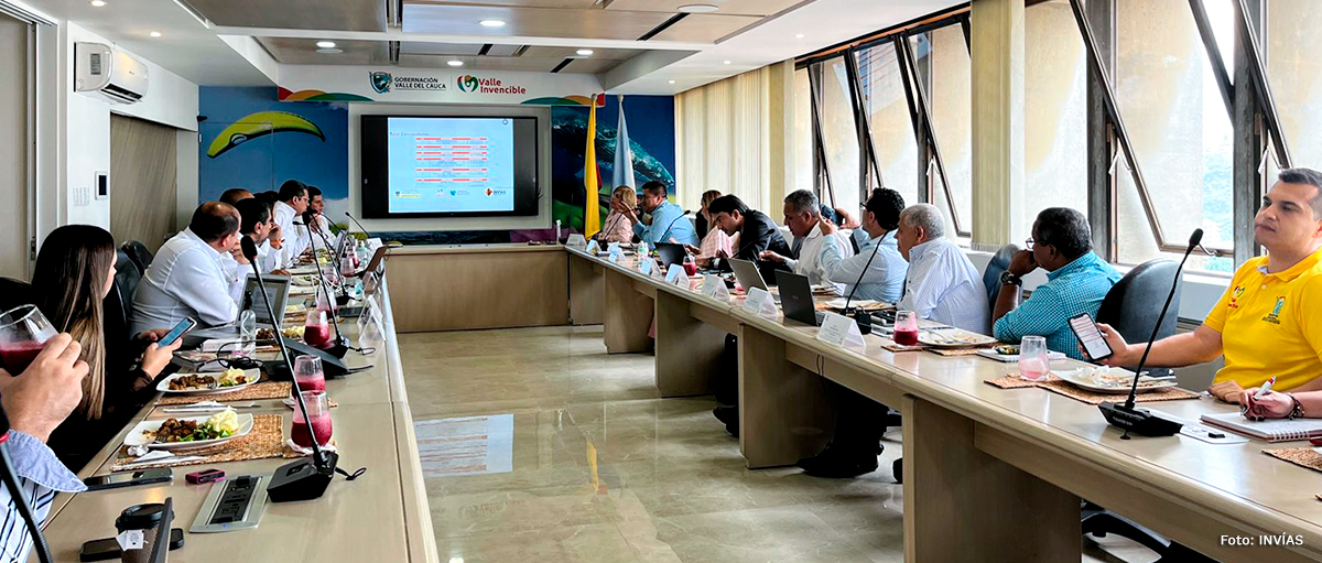 Fotografía del equipo de Gobierno durante la reunión del programa Vías del Samán.