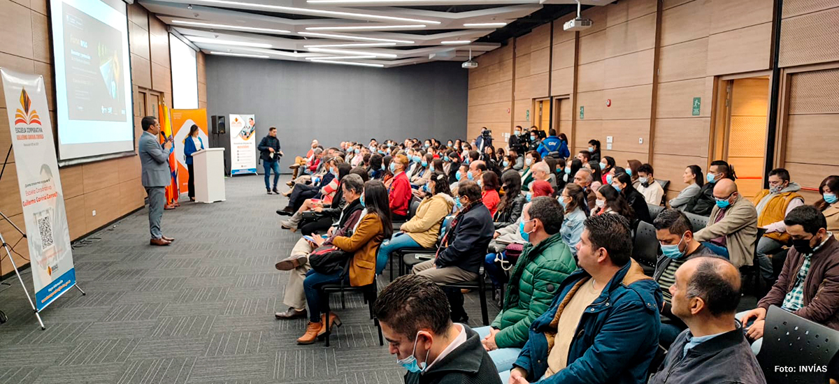 Fotografía del Director Técnico y de Estructuración del INVÍAS, Guillermo Toro Acuña y asistentes al IX Foro INVÍAS Bienestar y Protección de la fauna en carreteras.