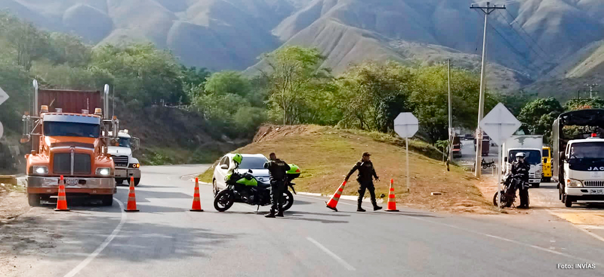 Fotografía del cierre del peaje de Loboguerrero, en el corredor Loboguerrero - Buenaventura por parte de las autoridades.