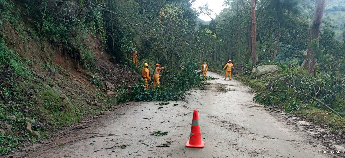 Fotografía de trabajadores del INVÍAS en labores de atención de emergencia en la vía Los Curos - Málaga.