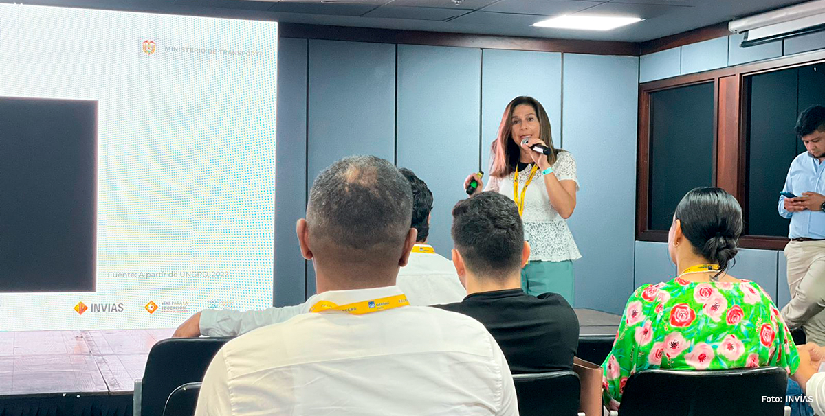 Fotografía de la Directora de Ejecución y Operación (E) del INVÍAS, Carolina Barbanti durante su ponencia en PROCEMCO'22.