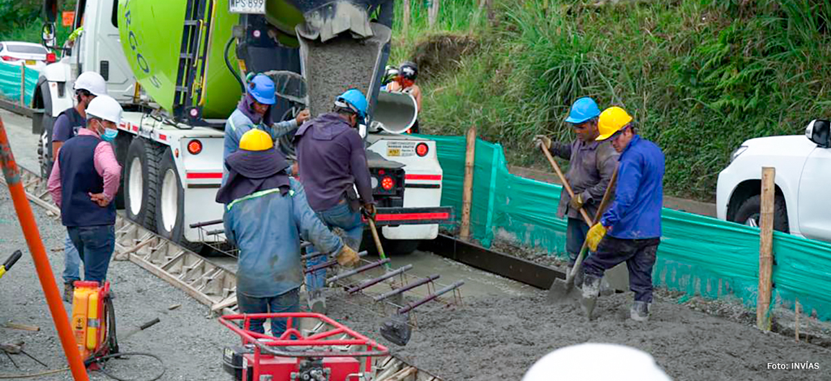 Fotografía de trabajadores del INVÍAS en labores de construcción de vías en el Quindío.