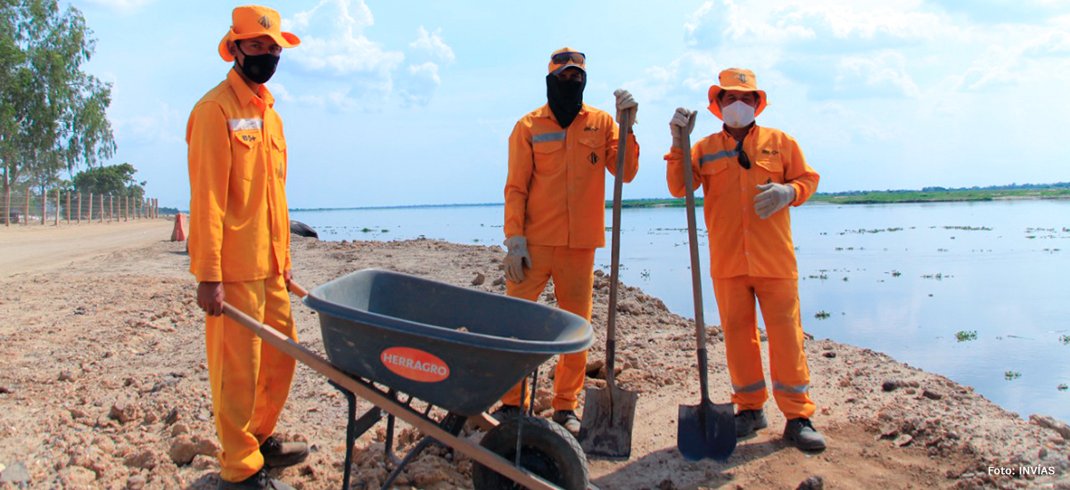 Fotografía de trabajadores del INVÍAS a la orilla del río Magdalena en Salamina.