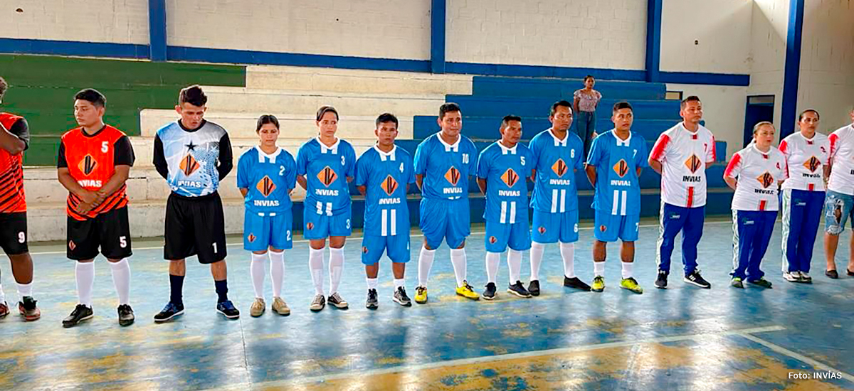 Fotografía de participantes del campeonato de fútbol 5 llevado a cabo por el INVÍAS.
