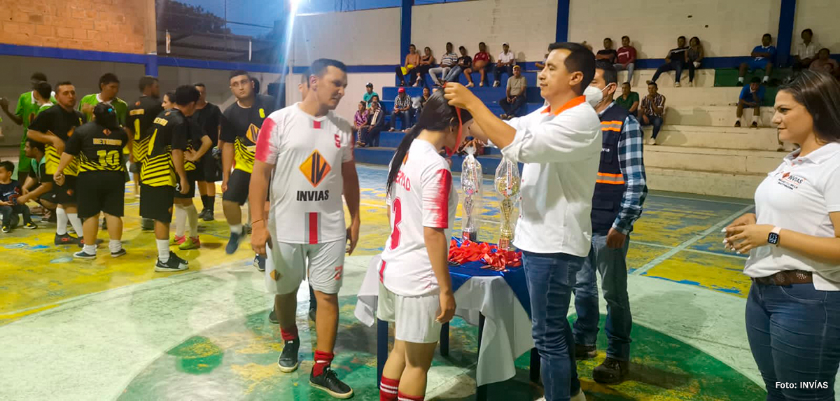 Fotografía de la premiación de los participantes ganadores del campeonato de fútbol 5 llevado a cabo por el INVÍAS.