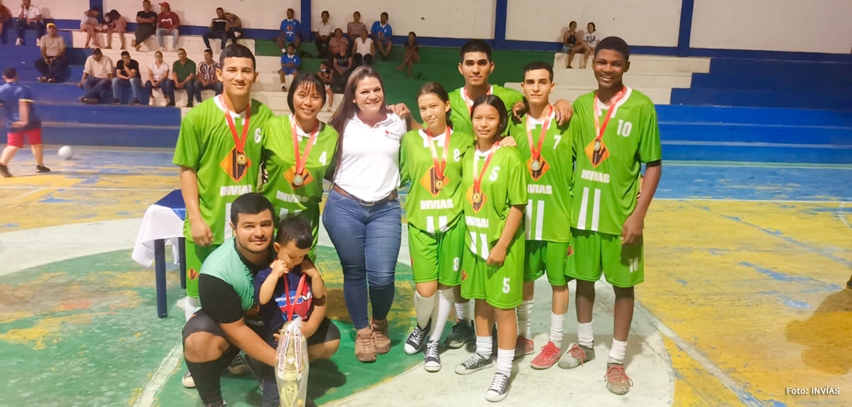Fotografía de participantes ganadores del campeonato de fútbol 5 llevado a cabo por el INVÍAS.