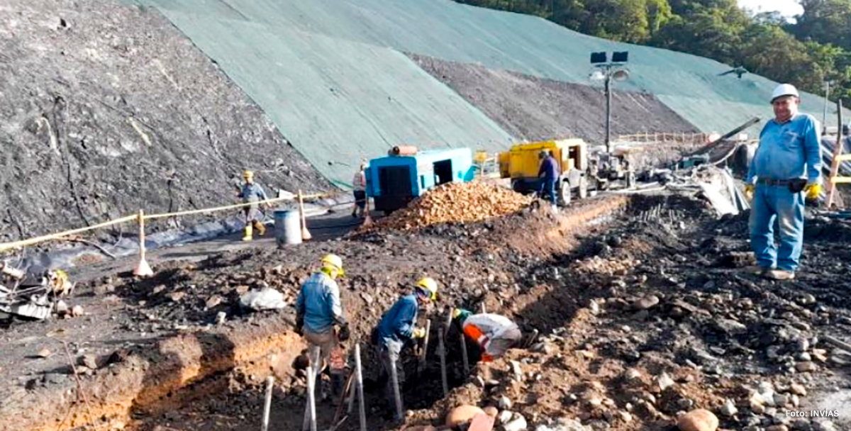 Fotografía de trabajadores del INVÍAS en labores de recuperación de la vía Sogamoso - Aguazul.