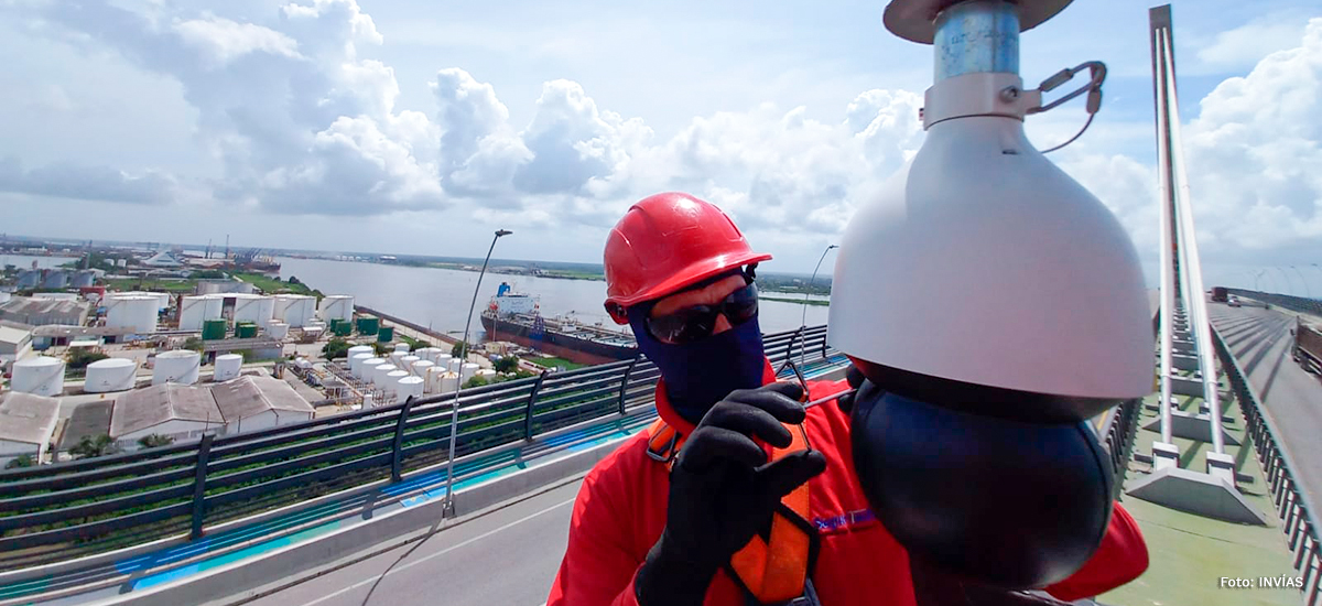 Fotografía de operador instalando cámara del circuito cerrado de televisión en el nuevo puente Pumarejo.