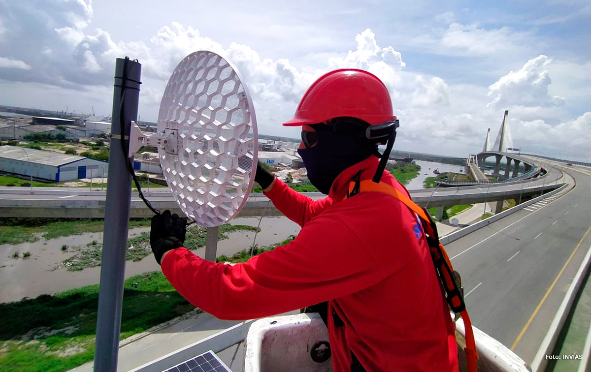 Fotografía de operador instalando equipos del circuito cerrado de televisión en el nuevo puente Pumarejo.