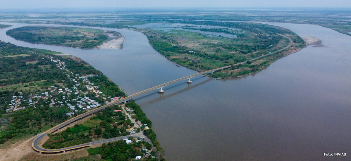 Fotografía aérea de tramo que contiene viaducto de la Transversal Momposina.