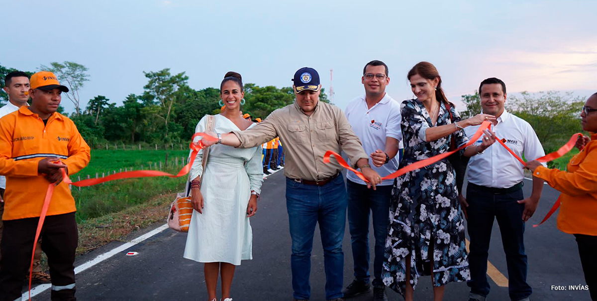 Fotografía de la entrega de la Transversal Momposina por parte del presidente de La República, Iván Duque Márquez.