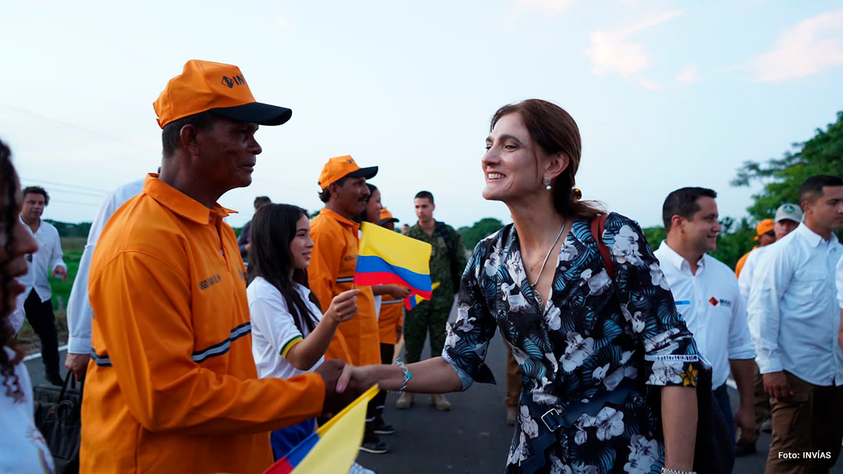 Fotografía de la señora Ministra de Transporte, Ángela María Orozco, durante la entrega de la Transversal Momposina.