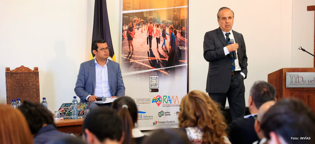 Fotografía de la intervención del Ministro de Transporte Guillermo Francisco Reyes González durante el XIV Congreso Colombiano de Transporte y Tránsito.
