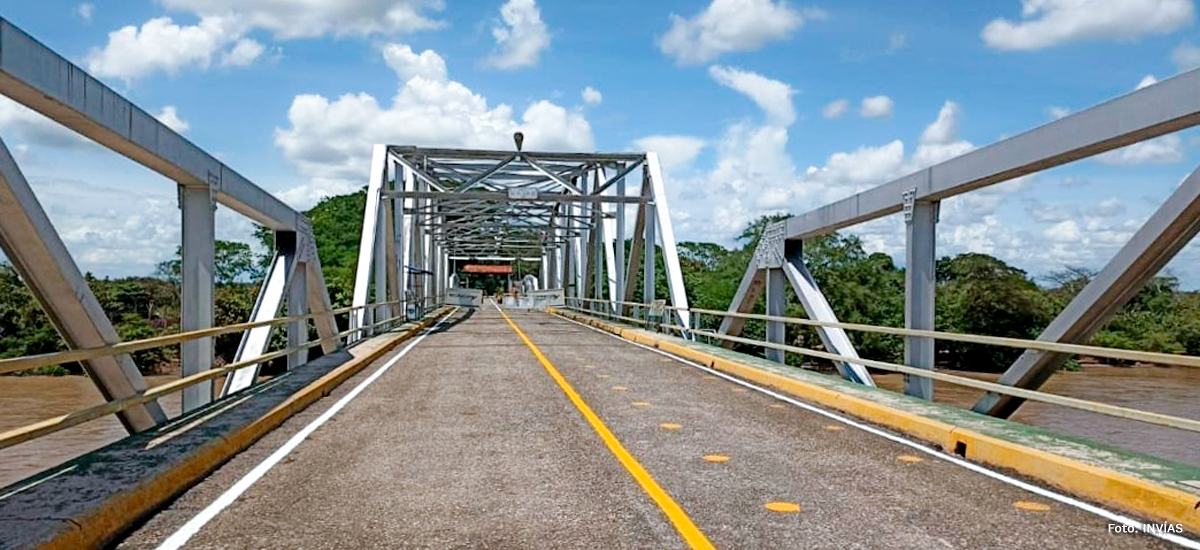 Fotografía del puente internacional José Antonio Páez en la frontera con Venezuela.