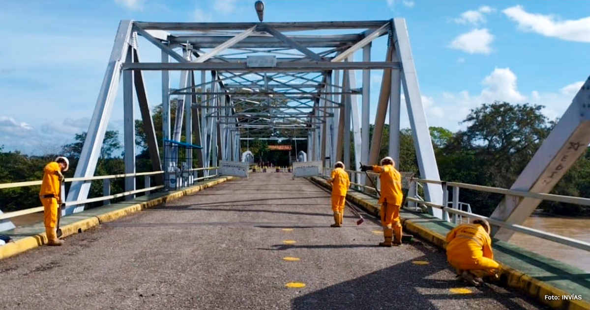 Fotografía de trabajadores del INVÍAS poniendo a punto el puente internacional José Antonio Páez en la frontera con Venezuela.