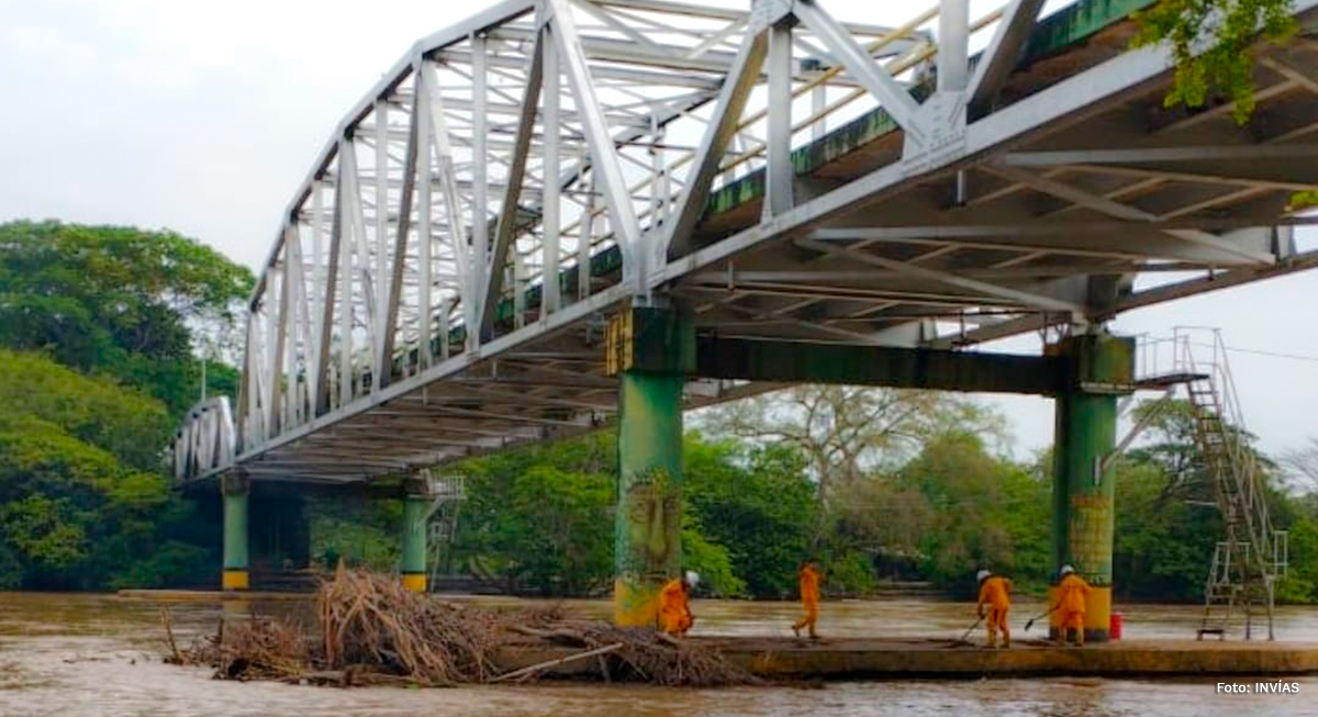 Fotografía de trabajadores del INVÍAS poniendo a punto el puente internacional José Antonio Páez en la frontera con Venezuela.