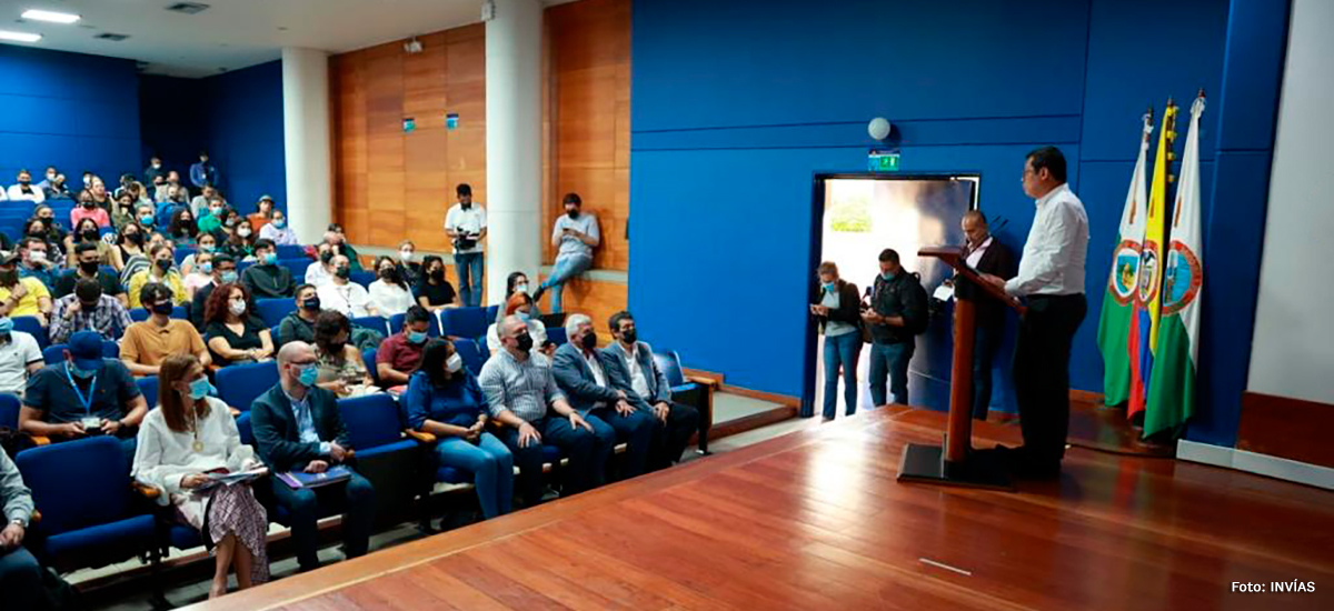 Fotografía del Director Técnico y de Estructuración del INVÍAS, Guillermo Toro durante su intervención en el lanzamiento del mapa de vulnerabilidad faunística.
