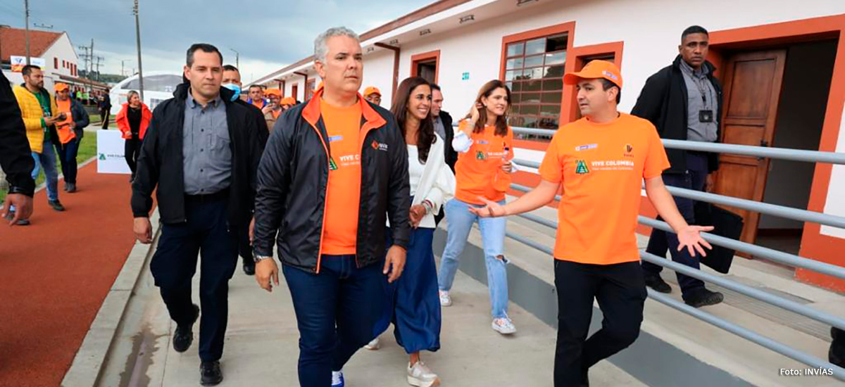 Fotografía del presidente de La República, Iván Duque Márquez durante su recorrido por sendero del programa Vías Verdes.