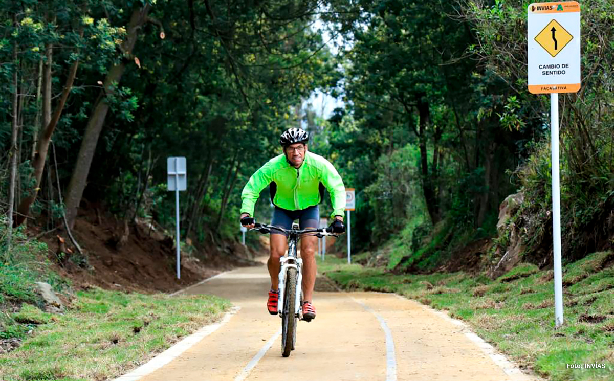 Fotografía de ciclista transitando por vía recuperada como parte del programa Vías Verdes.