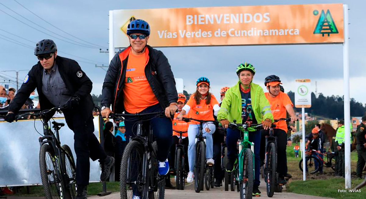 Fotografía del presidente de La República, Iván Duque Márquez, durante su recorrido en bicicleta por sendero del programa Vías Verdes.